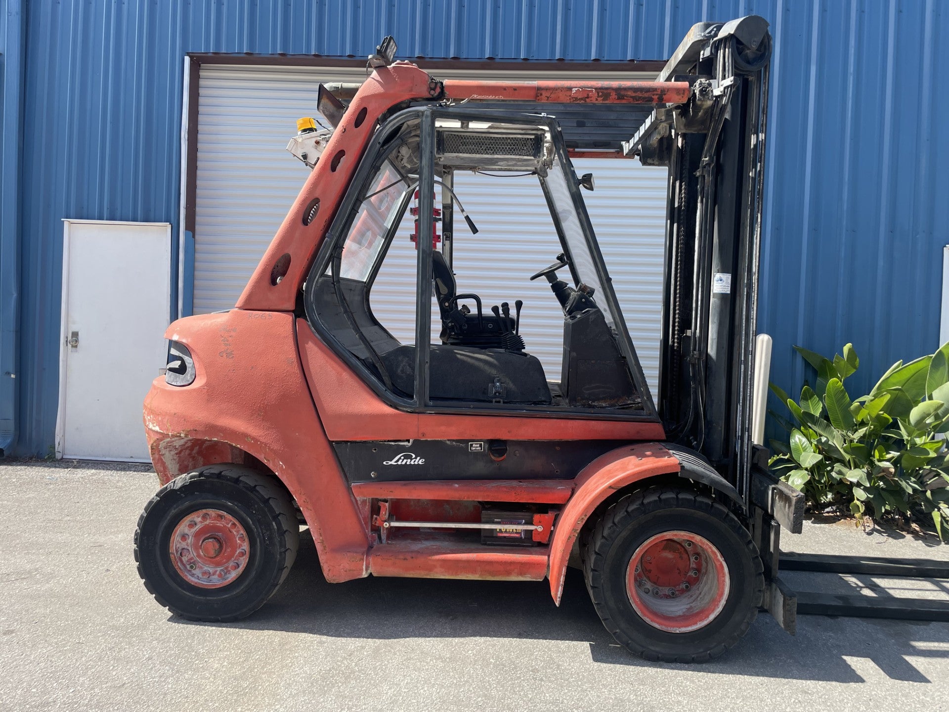 Montacargas diésel Linde H70D 2007 de 15,500 lb con neumáticos de doble rueda