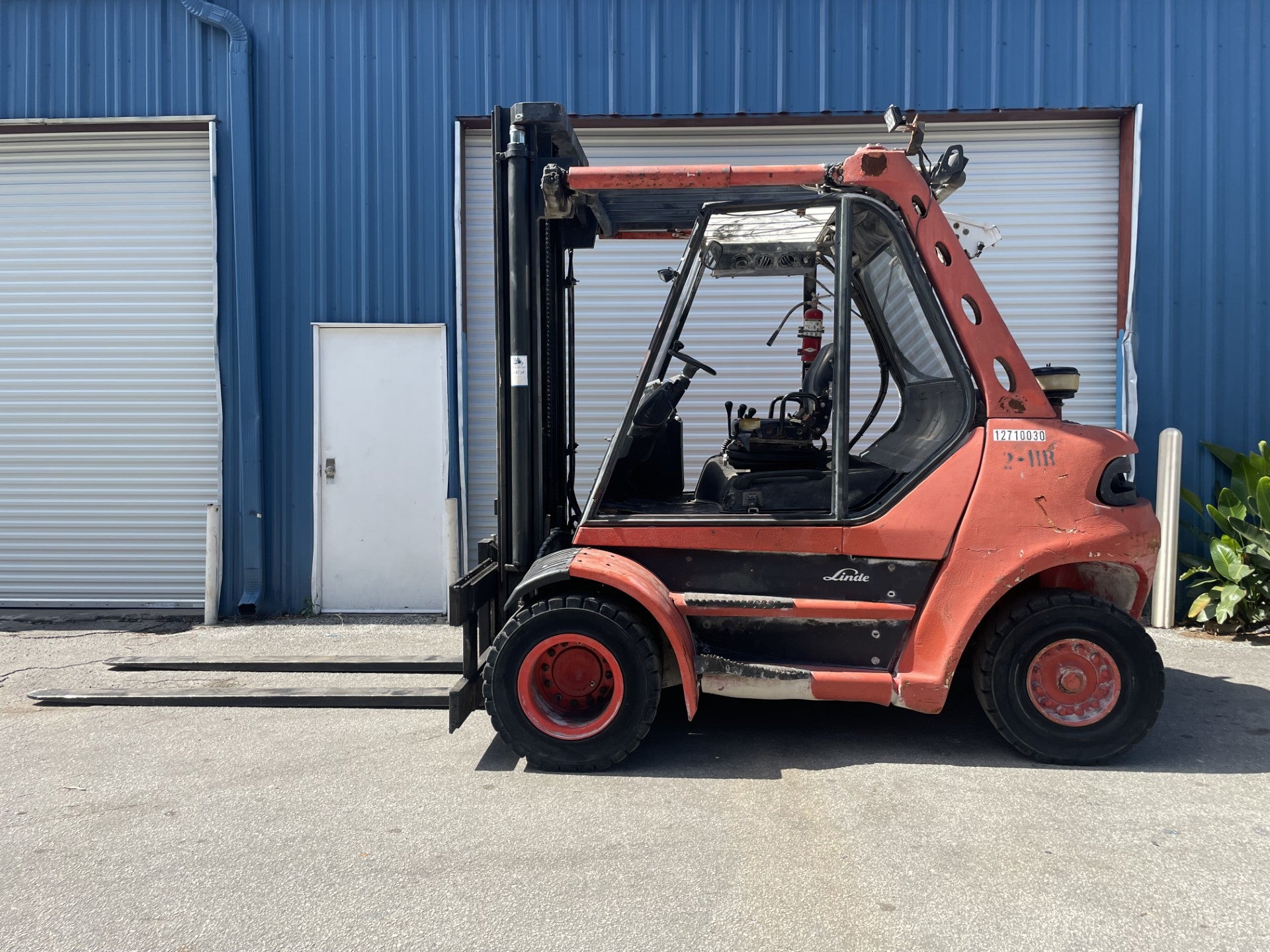 Montacargas diésel Linde H70D 2007 de 15,500 lb con neumáticos de doble rueda