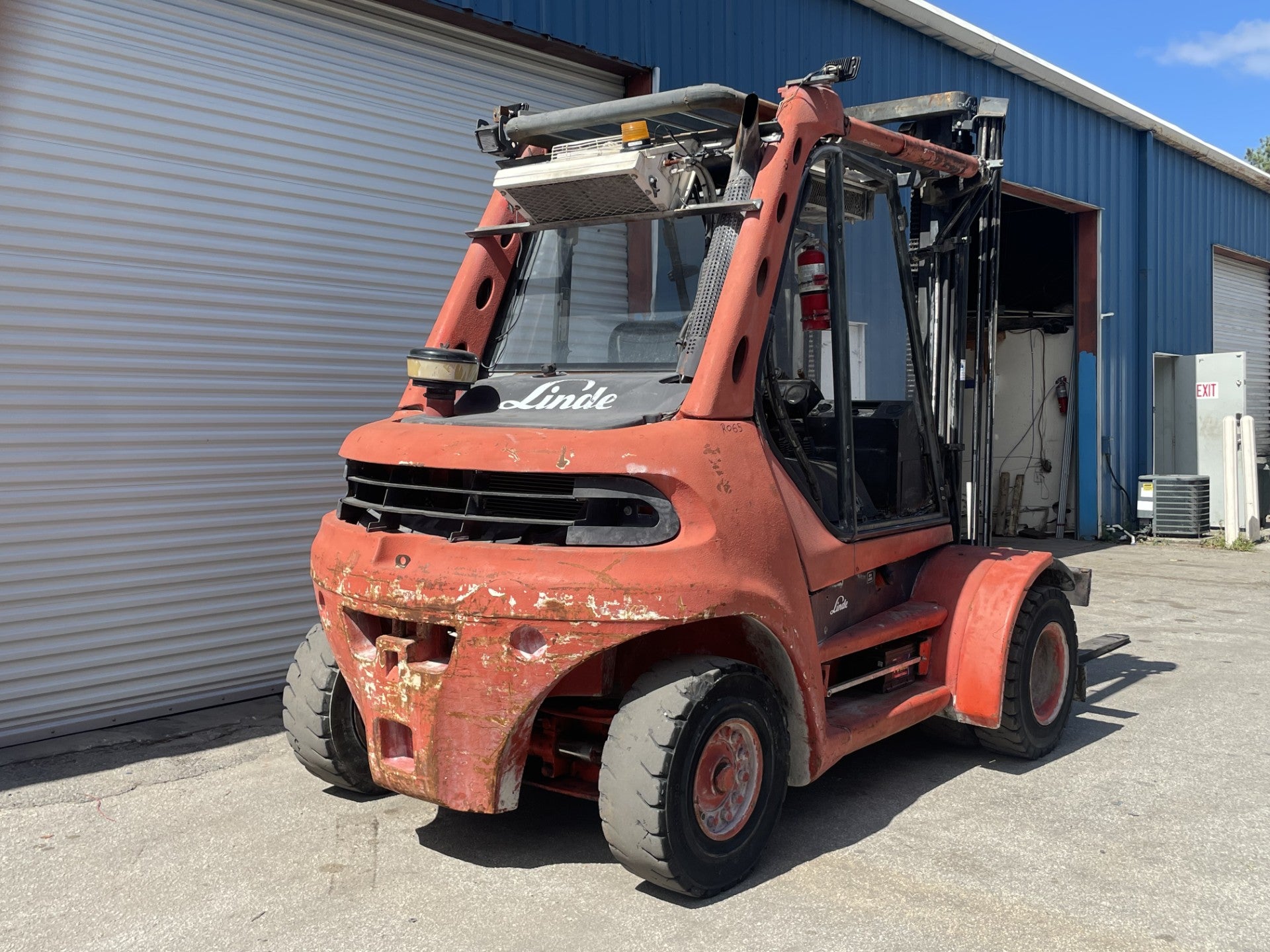 Montacargas diésel Linde H70D 2007 de 15,500 lb con neumáticos de doble rueda