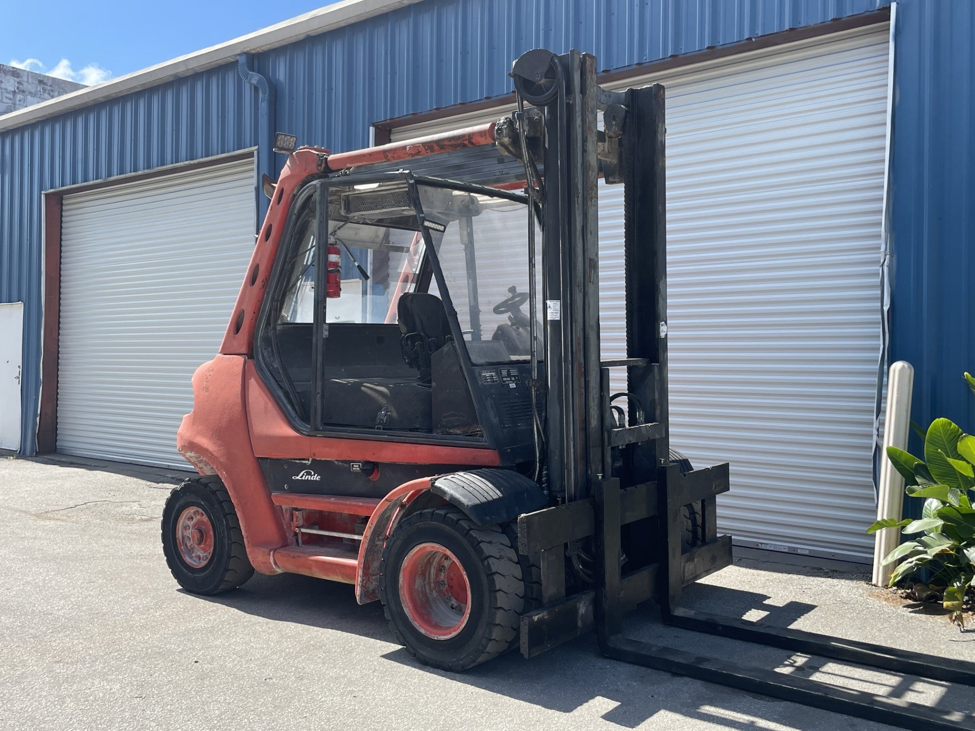 Montacargas diésel Linde H70D 2007 de 15,500 lb con neumáticos de doble rueda