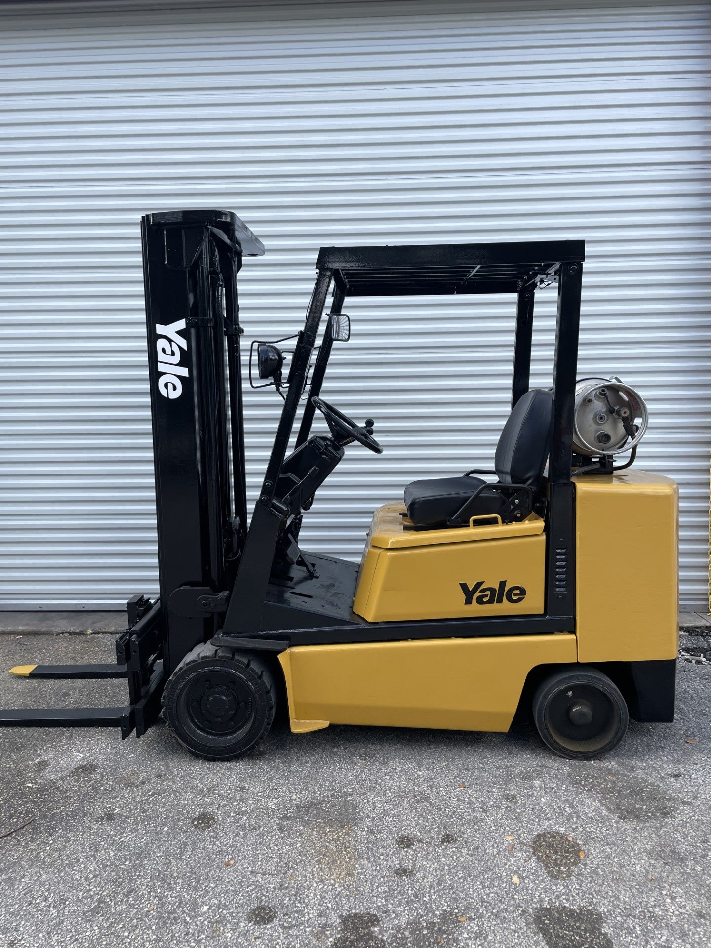 Montacargas Yale GLC050DE de GLP de 5000 lb con desplazamiento lateral y neumáticos acolchados de 189"H