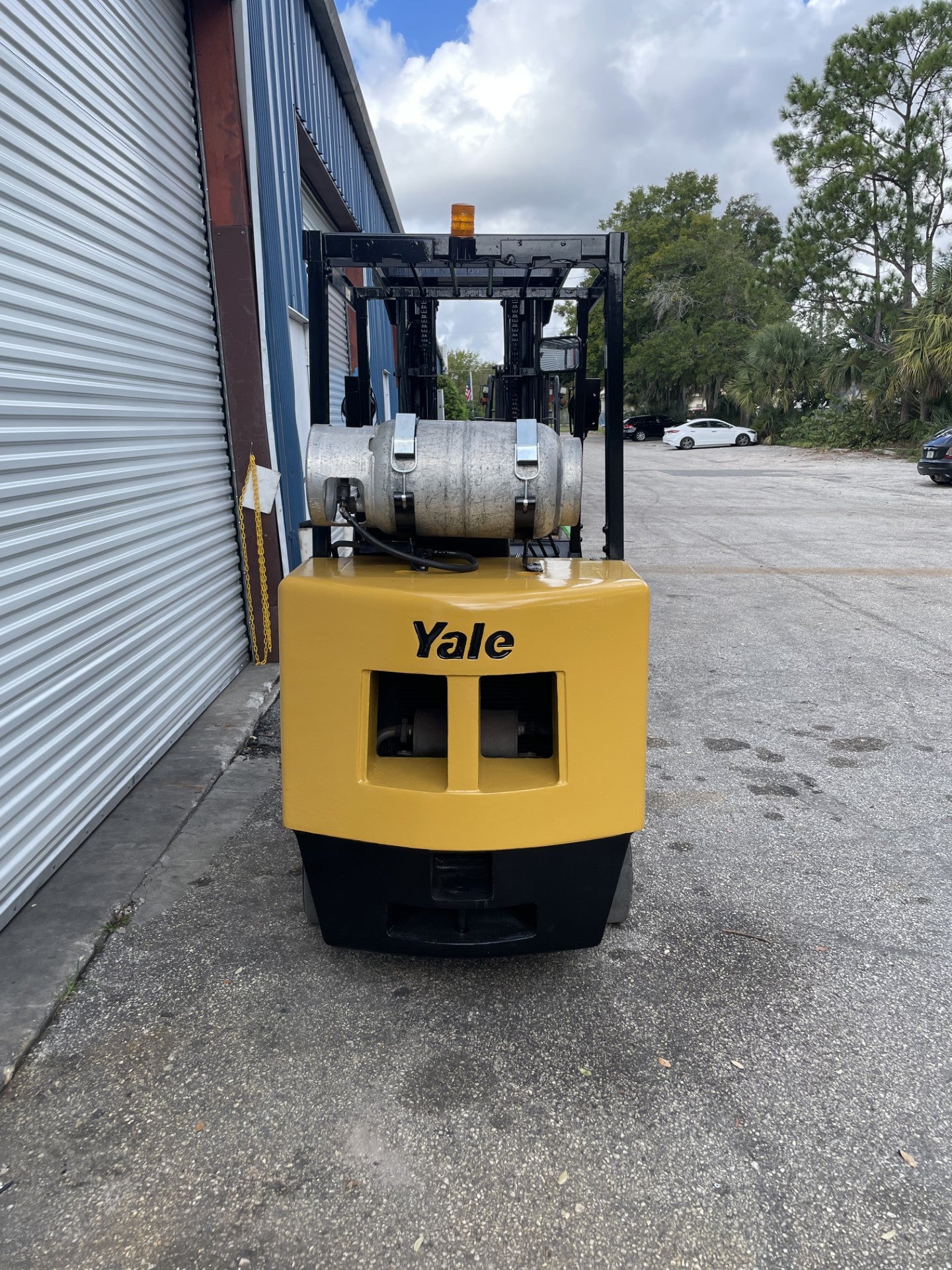 Montacargas Yale GLC050DE de GLP de 5000 lb con desplazamiento lateral y neumáticos acolchados de 189"H