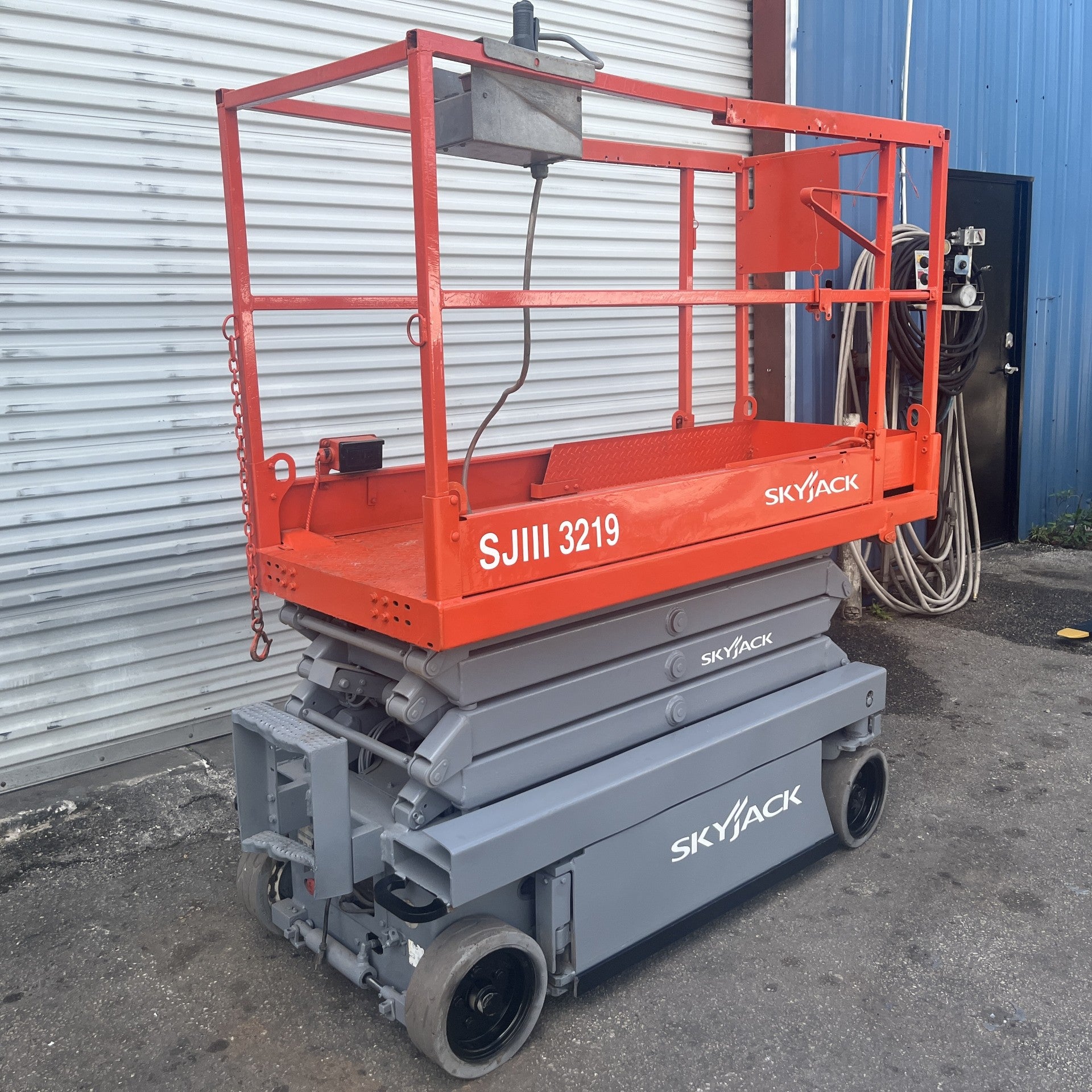 2011 SkyJack SJIII-3226 26'H Electric Scissor Lift Manlift Aerial Work Platform