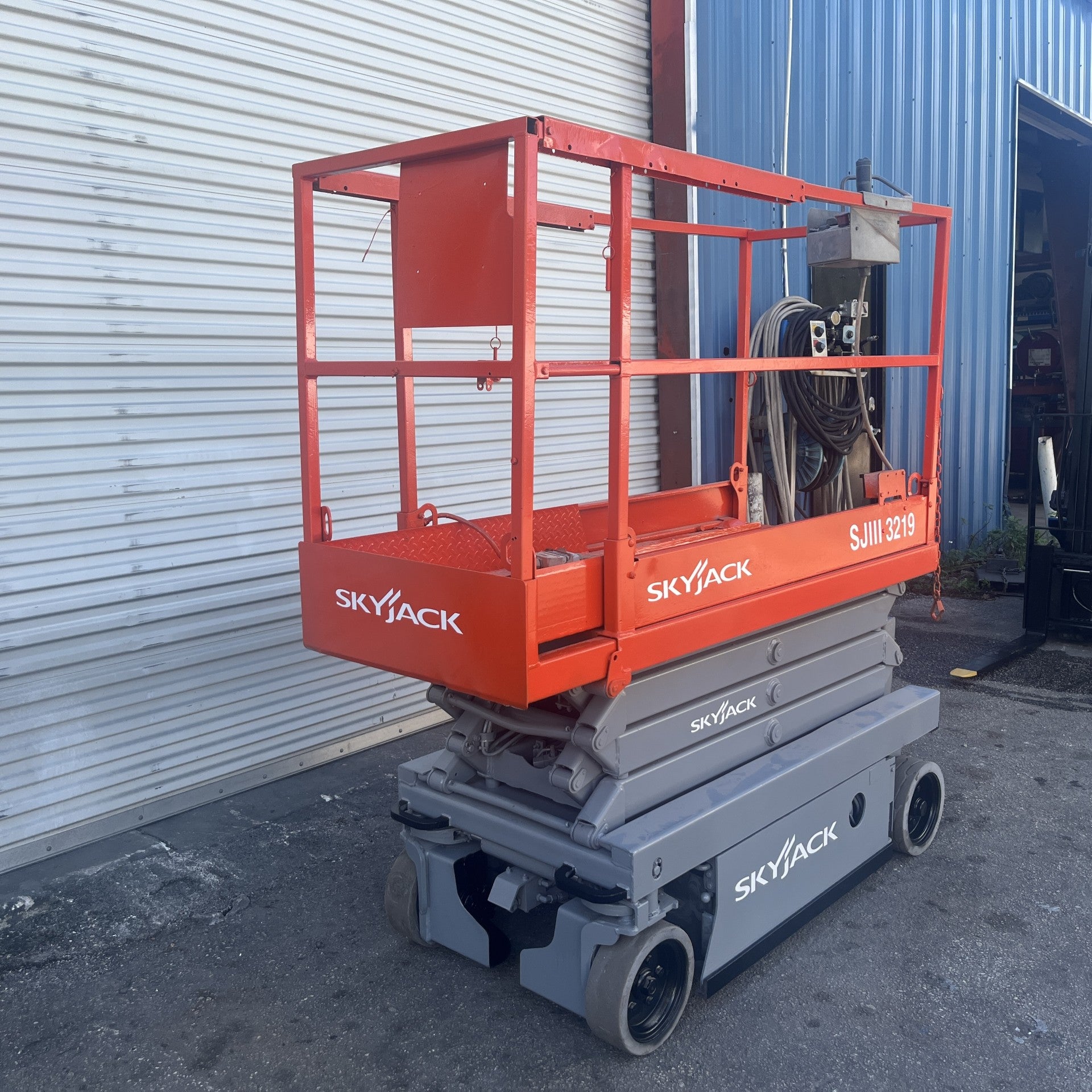 2011 SkyJack SJIII-3226 26'H Electric Scissor Lift Manlift Aerial Work Platform