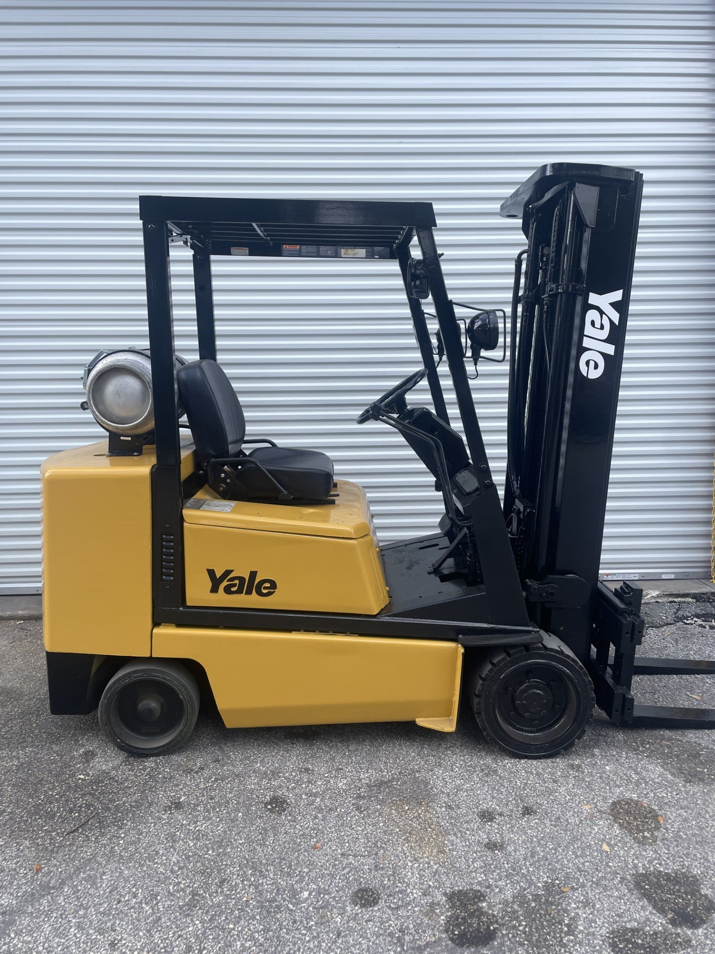 Montacargas Yale GLC050DE de GLP de 5000 lb con desplazamiento lateral y neumáticos acolchados de 189"H