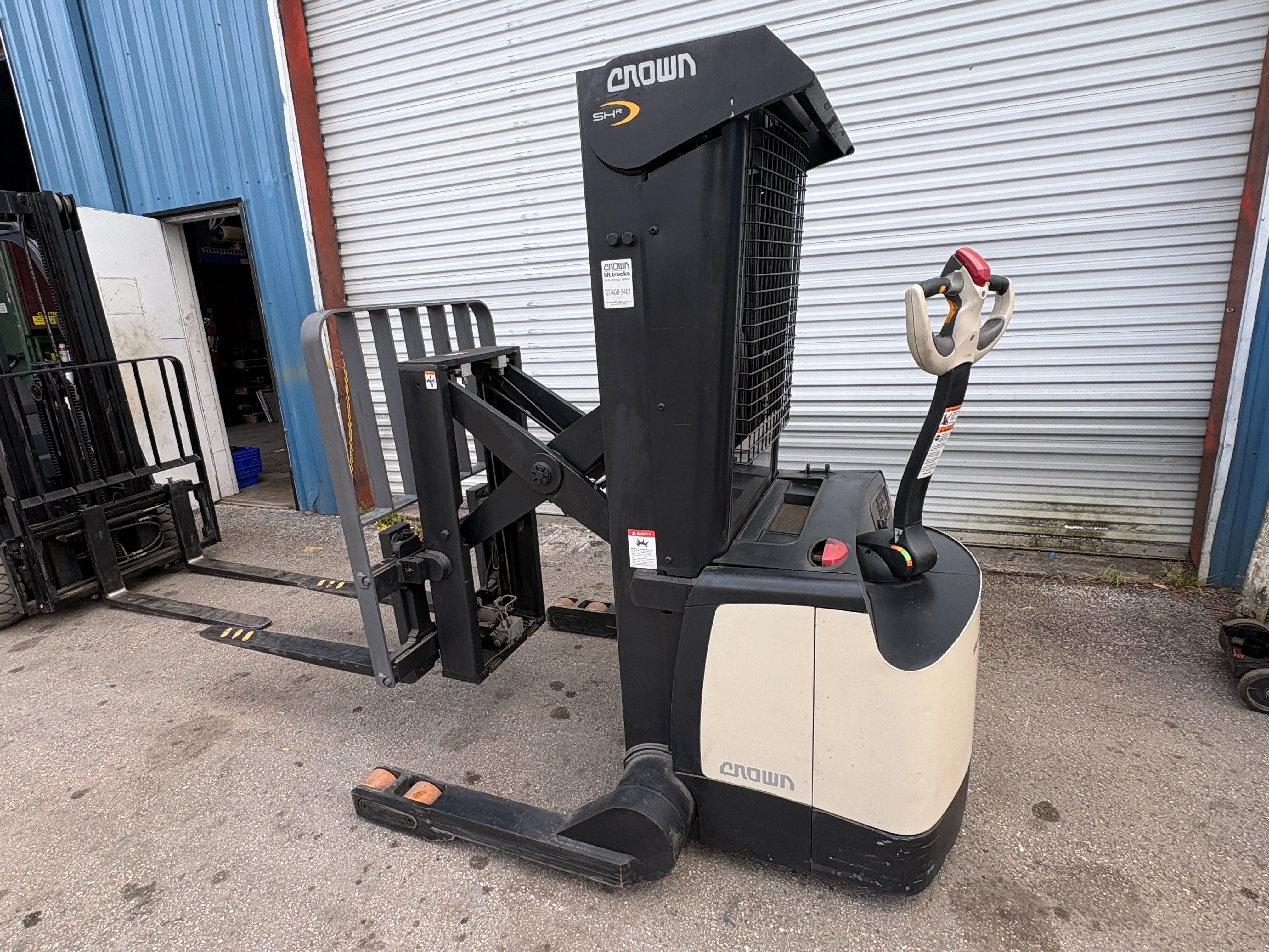 Crown SHR5520-30 3000lb. Walkie Straddle Stacker w/ Reach & Tilt 156"H