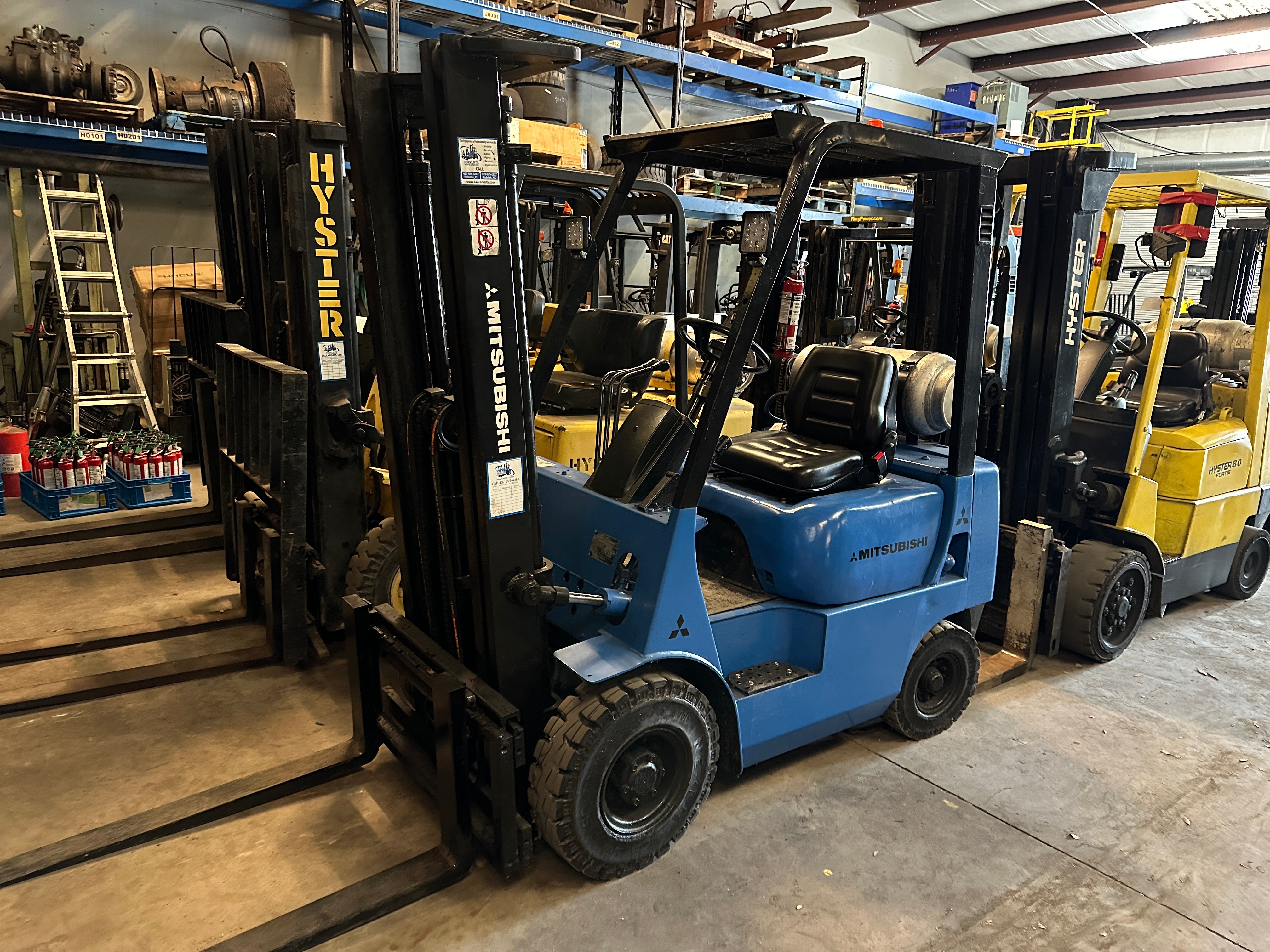 2005 Mitsubishi FG25N Montacargas de GLP y gasolina de 5000 lb con desplazamiento lateral y llantas neumáticas sólidas de 3 etapas 188"H