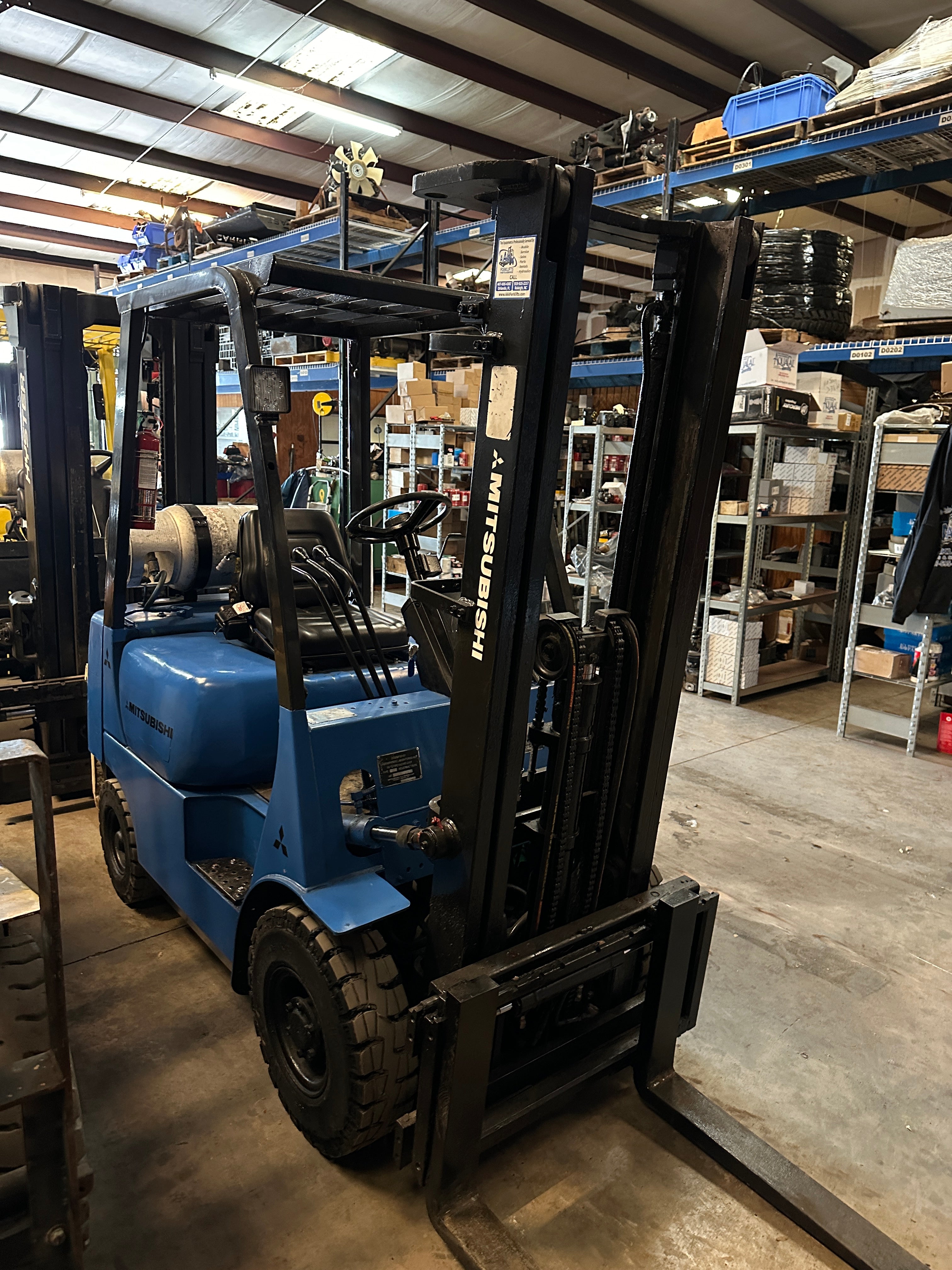 2005 Mitsubishi FG25N Montacargas de GLP y gasolina de 5000 lb con desplazamiento lateral y llantas neumáticas sólidas de 3 etapas 188"H