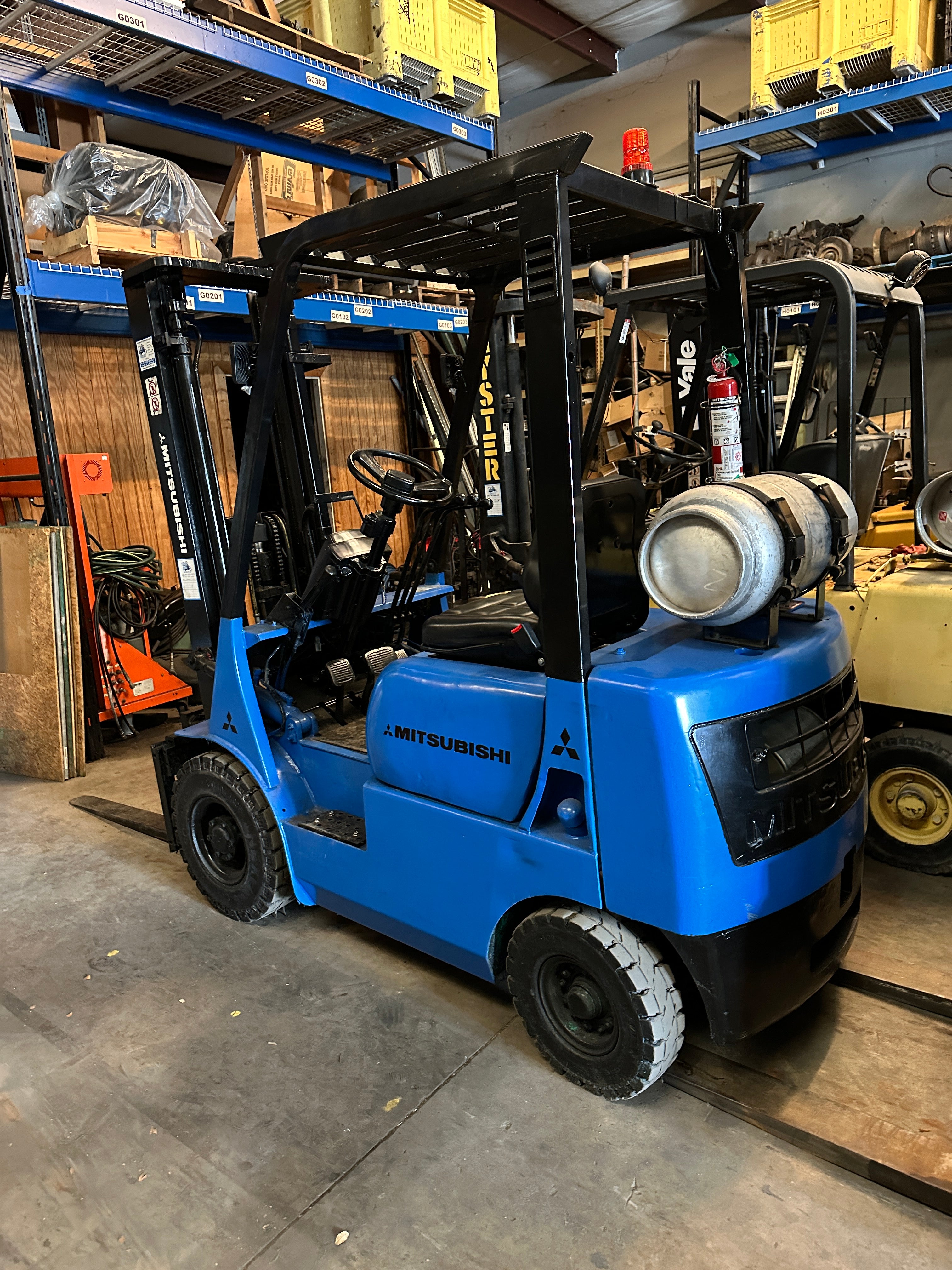 2005 Mitsubishi FG25N Montacargas de GLP y gasolina de 5000 lb con desplazamiento lateral y llantas neumáticas sólidas de 3 etapas 188"H