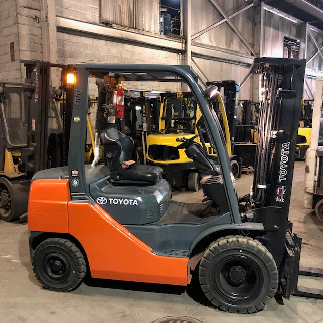 2016 Toyota 8FDU25 5000 lb. Diesel Forklift & Solid Pneumatic Tires 187"H