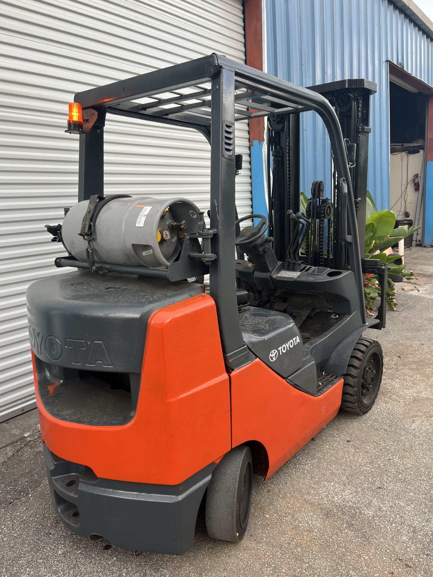 2011 Toyota 8FGCU30 LPG 6000 lb. Forklift w/ Sideshift 187"H