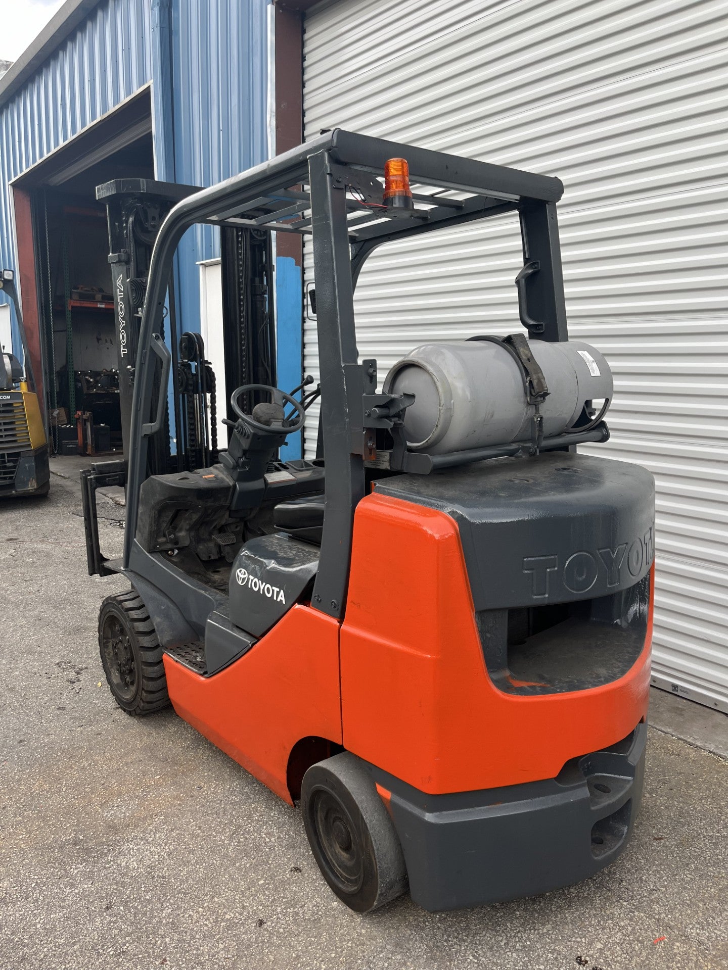 2011 Toyota 8FGCU30 LPG 6000 lb. Forklift w/ Sideshift 187"H