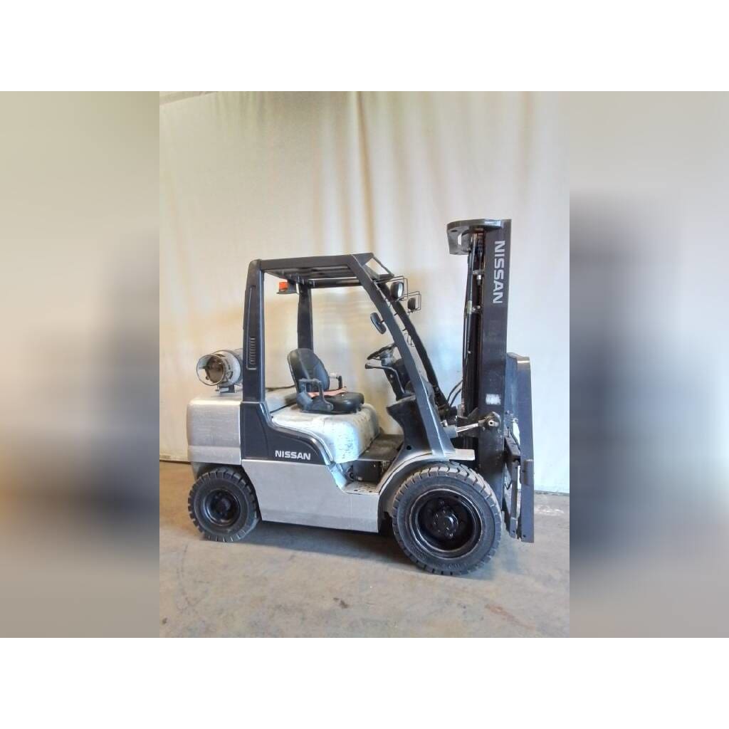 2008 Nissan MUG1F2A35LV 7000 lb. LPG Forklift w/ Sideshift & Solid Pneumatic Tires 191H - Forklifts