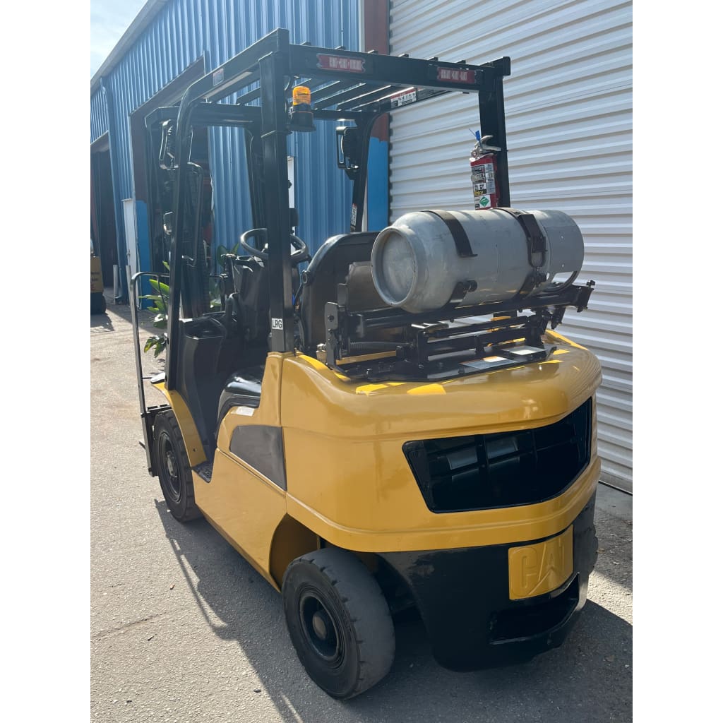 2009 Caterpillar P5000 5000 lb. LPG Forklift w/ Sideshift & Solid Pneumatic Tires 188’H - Forklifts