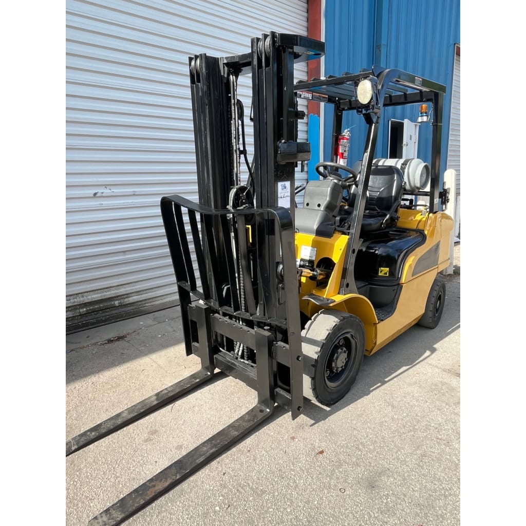 2009 Caterpillar P5000 5000 lb. LPG Forklift w/ Sideshift & Solid Pneumatic Tires 188’H - Forklifts