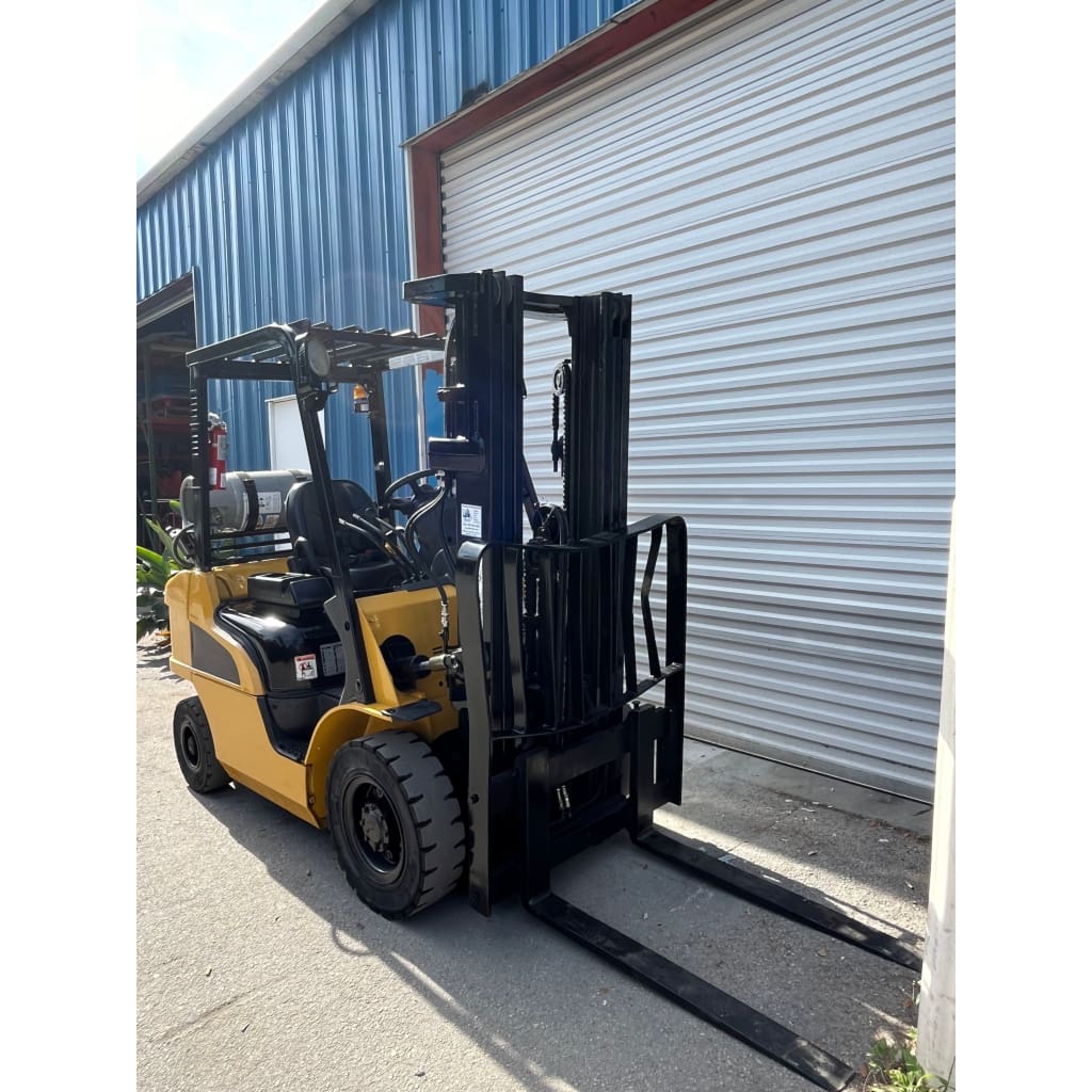 2009 Caterpillar P5000 5000 lb. LPG Forklift w/ Sideshift & Solid Pneumatic Tires 188’H - Forklifts