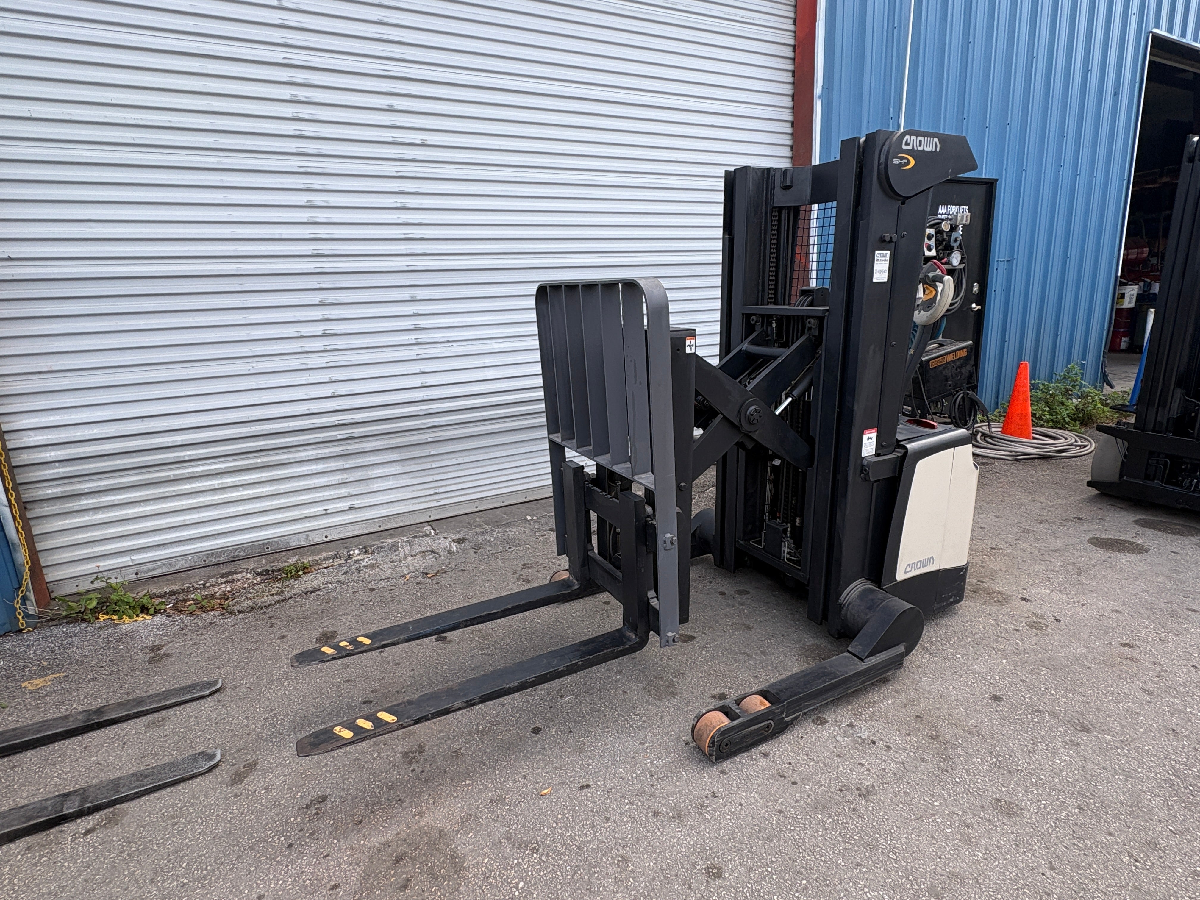Crown SHR5520-30 3000lb. Walkie Straddle Stacker w/ Reach & Tilt 156"H