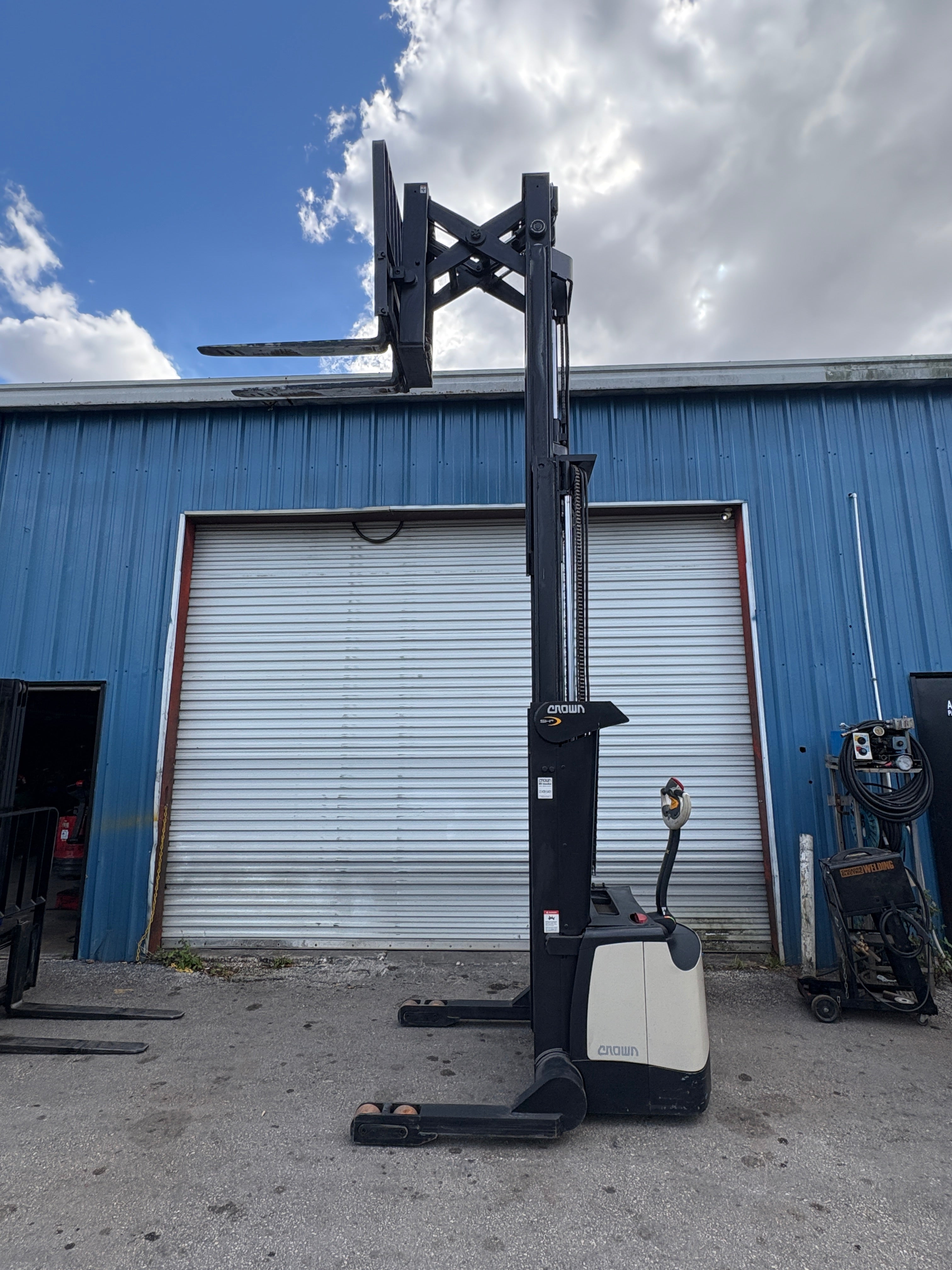 2004 Yale MSW040SE 4000 libras. Apilador eléctrico Walkie Straddle 130"H BATERÍAS NUEVAS