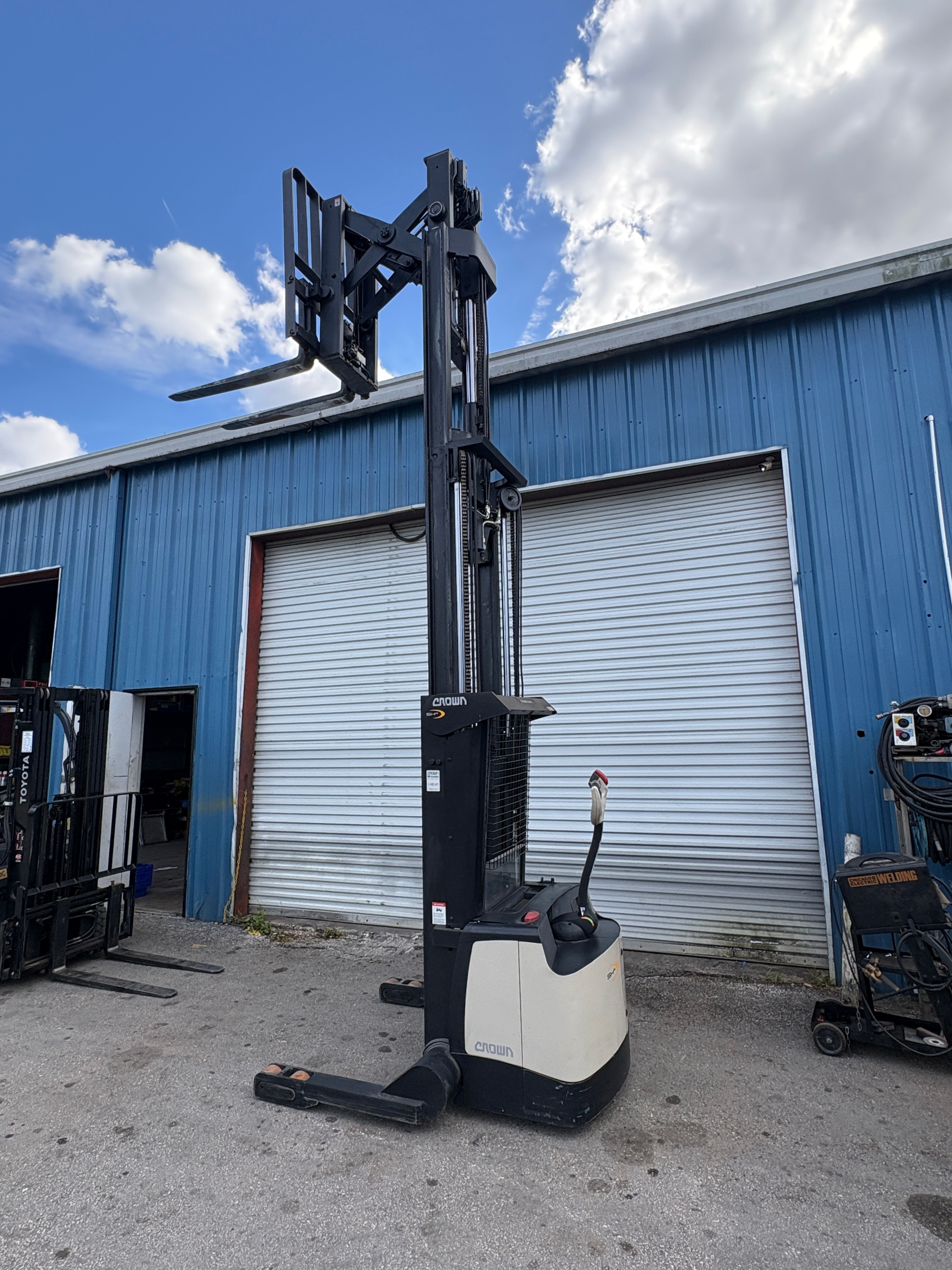 2004 Yale MSW040SE 4000 libras. Apilador eléctrico Walkie Straddle 130"H BATERÍAS NUEVAS