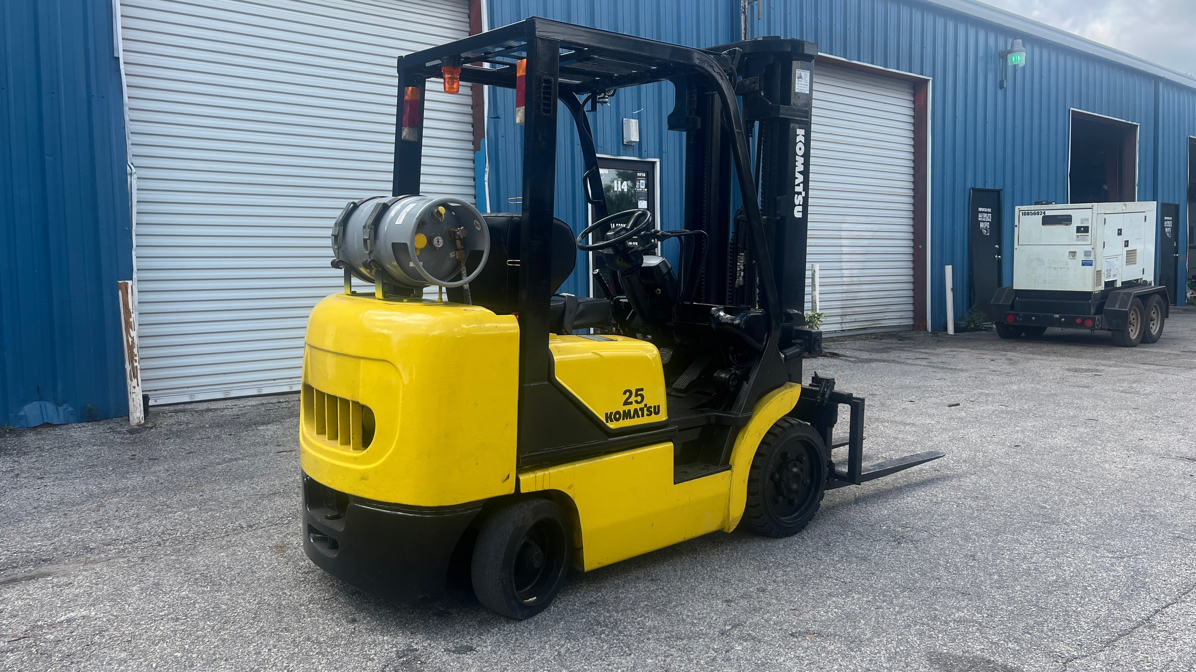 2001 Komatsu FG25ST-12 Montacargas LPG de 5000 lb con desplazamiento lateral 188"H