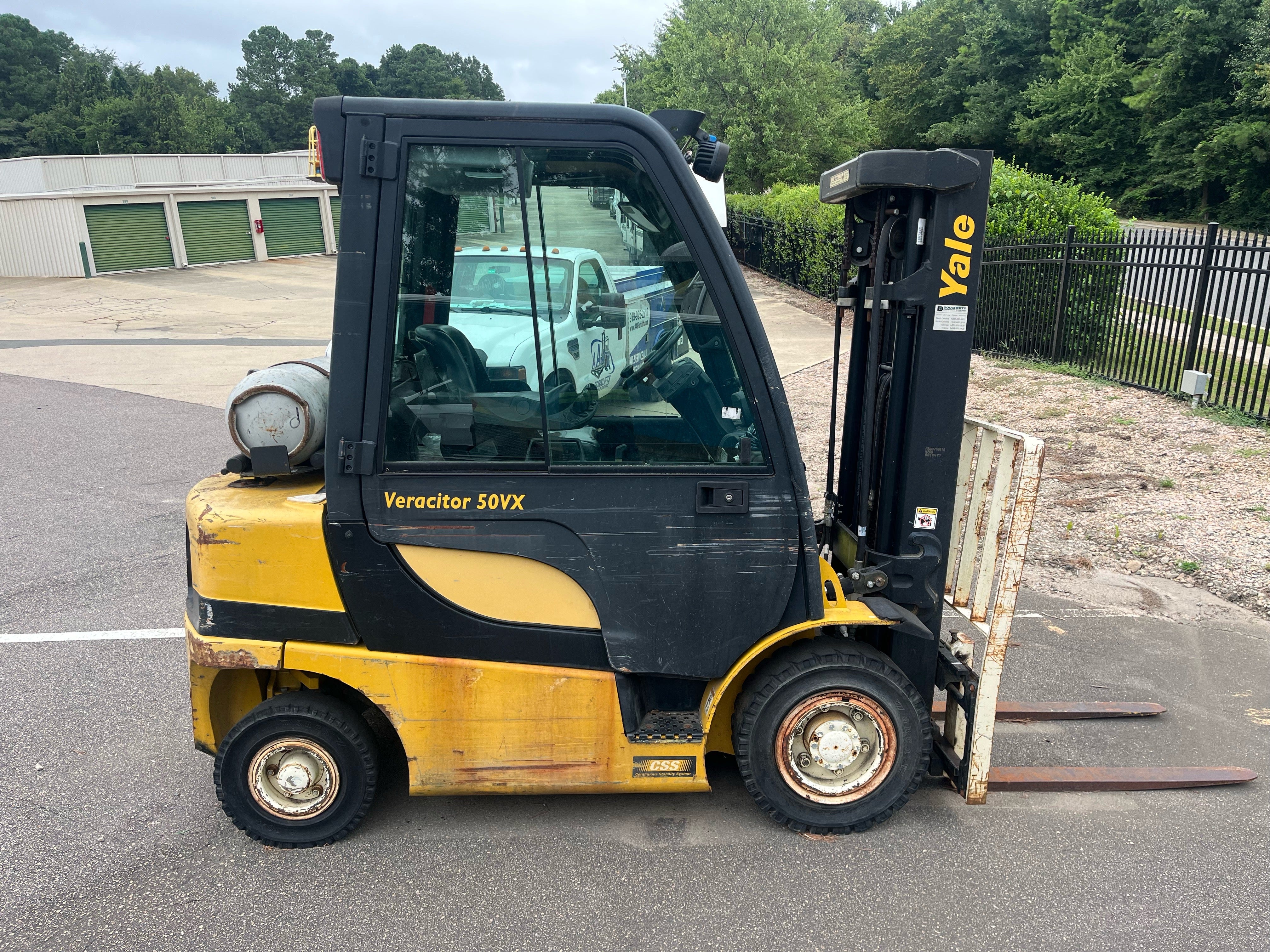 2015 Yale GLP050VX 5000 lb. LPG Forklift w/ Sideshift & Solid Pneumatic 189"H