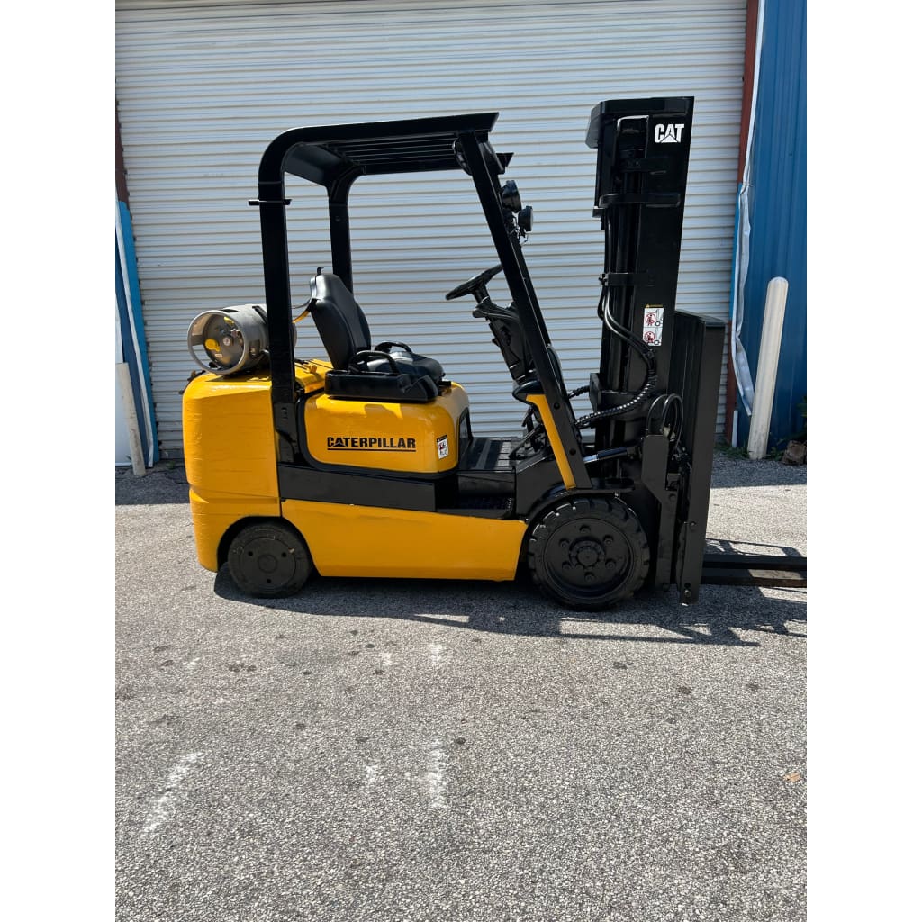 Caterpillar GC30K 6000 lb. LPG Forklift w/ Sideshift & Fork Positioner 130H - Forklifts