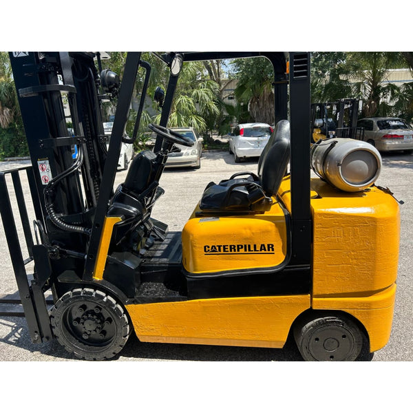Caterpillar GC30K 6000 lb. LPG Forklift w/ Sideshift & Fork Positioner 130H - Forklifts