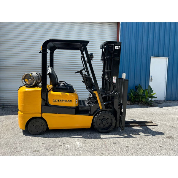 Caterpillar GC30K 6000 lb. LPG Forklift w/ Sideshift & Fork Positioner 130H - Forklifts