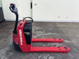 2011 Yale MPB040EN 4000 libras. Transpaleta eléctrica con operador a pie Narrow Isle BATERÍAS NUEVAS