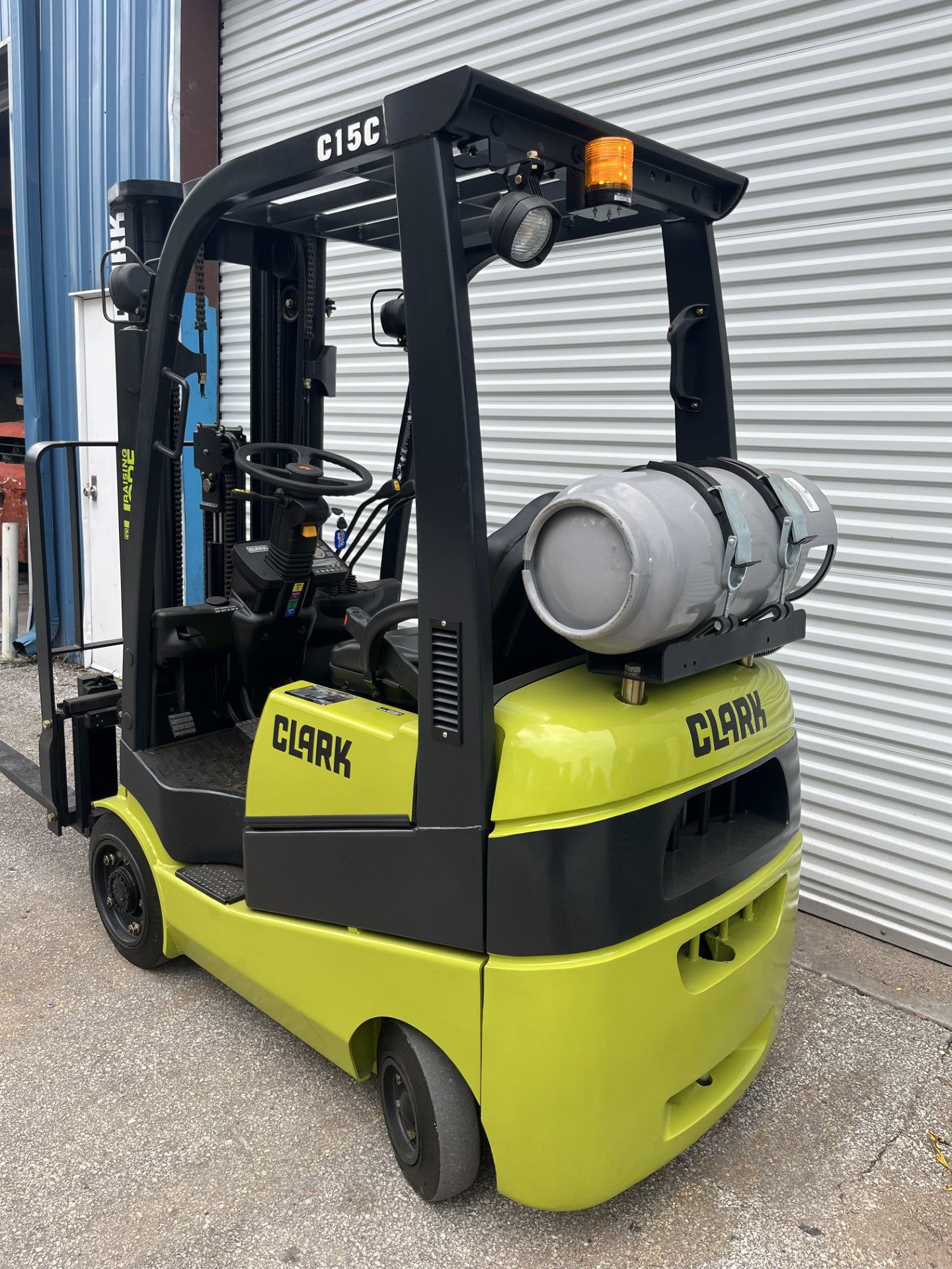 NUEVO 2023 Clark S25 Montacargas LPG de 5000 lb con desplazamiento lateral y neumáticos de 170"H