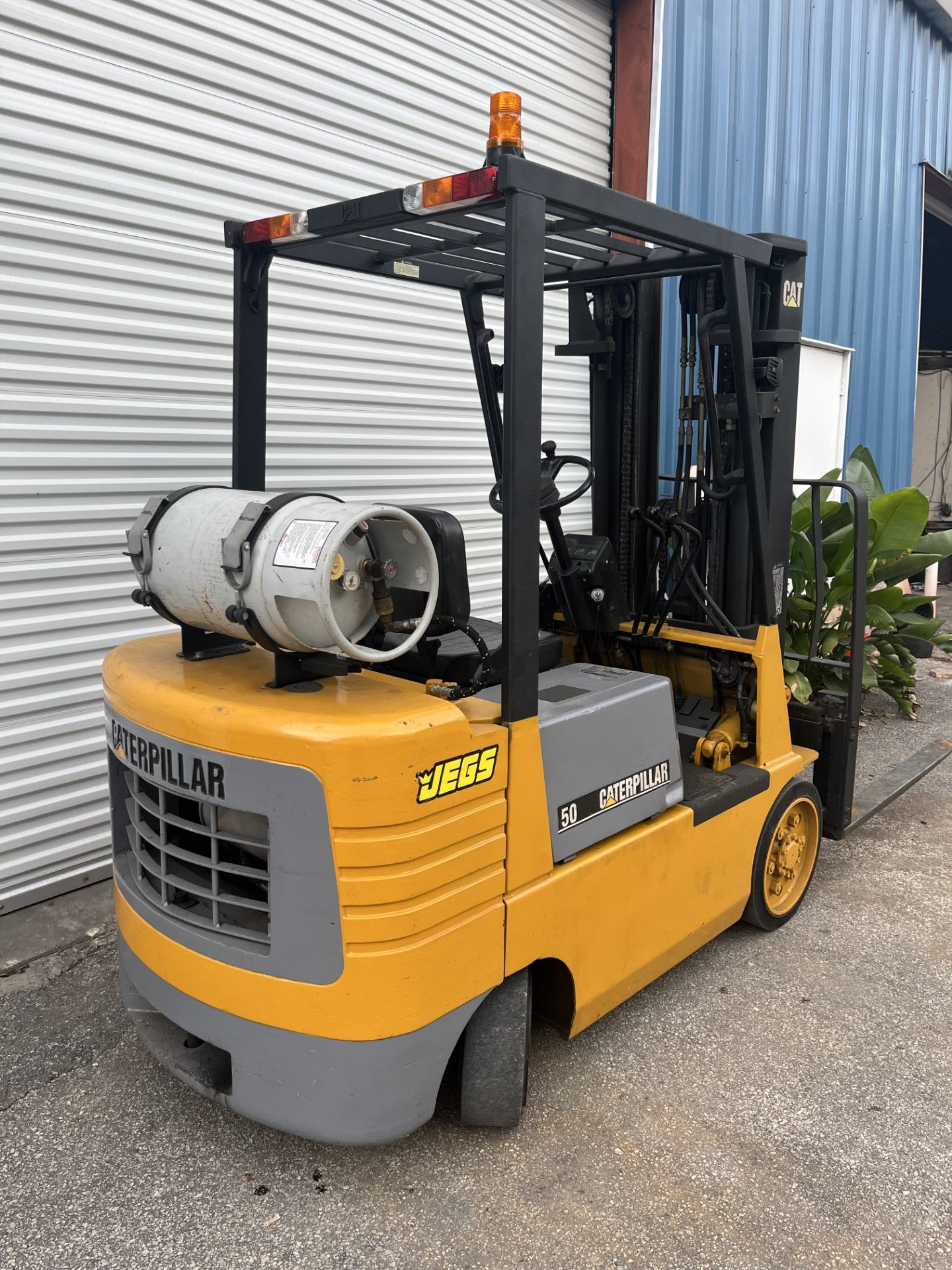 2001 Caterpillar GC25K Montacargas LPG de 5000 lb con desplazamiento lateral 189"H