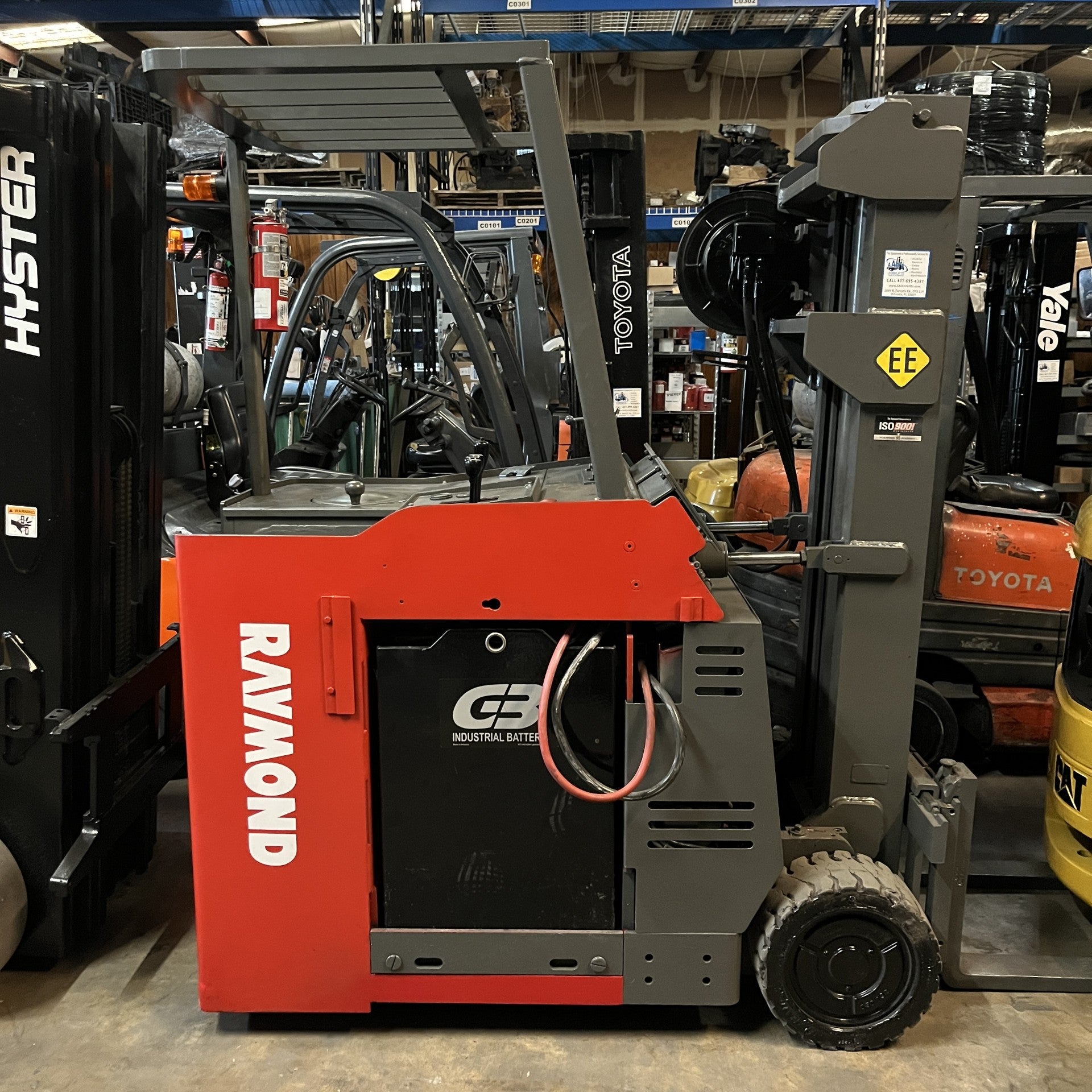 Raymond 640C40TT 4000 lb. Montacargas Docker eléctrico de 36 V para isla estrecha con desplazamiento lateral 183"H BATERÍA NUEVA