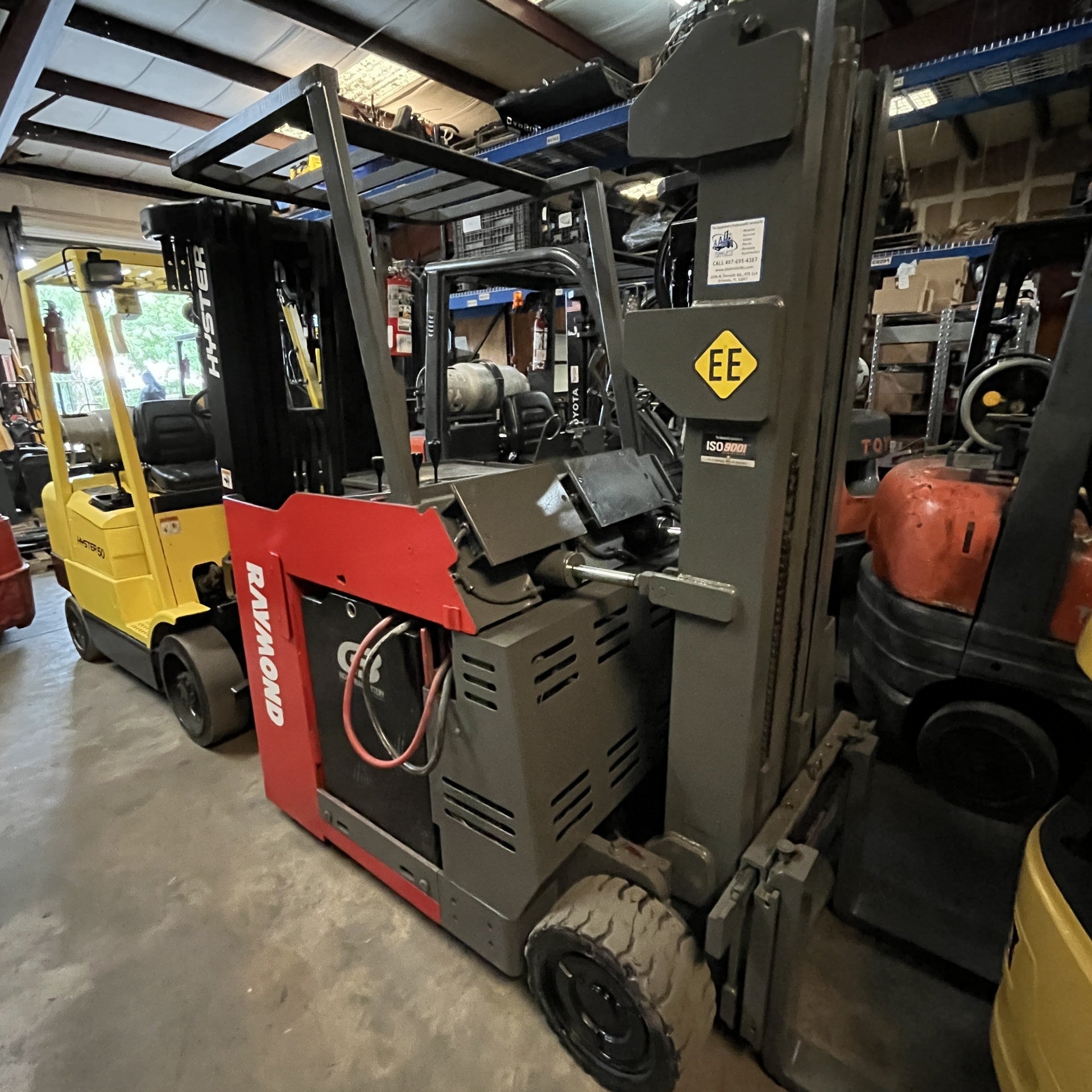 Raymond 640C40TT 4000 lb. Montacargas Docker eléctrico de 36 V para isla estrecha con desplazamiento lateral 183"H BATERÍA NUEVA