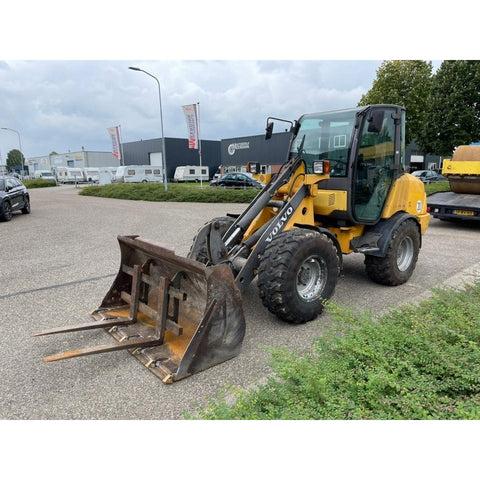 2005 Volvo L25B Articulated Wheel Loader w/ Bucket & Fork Attachment - Forklifts