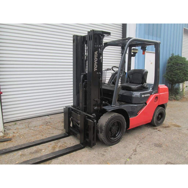 Toyota 8FDU30 6000LBS Diesel Forklift Solid Pneumatic Tires 171 Triple Mast - Forklifts