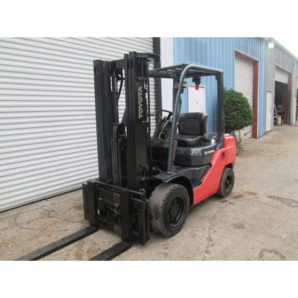 Toyota 8FDU30 6000LBS Diesel Forklift Solid Pneumatic Tires 171 Triple Mast - Forklifts